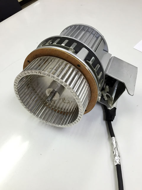 排気ファンの掃除はこの写真のように必ずピカピカになるように掃除してください